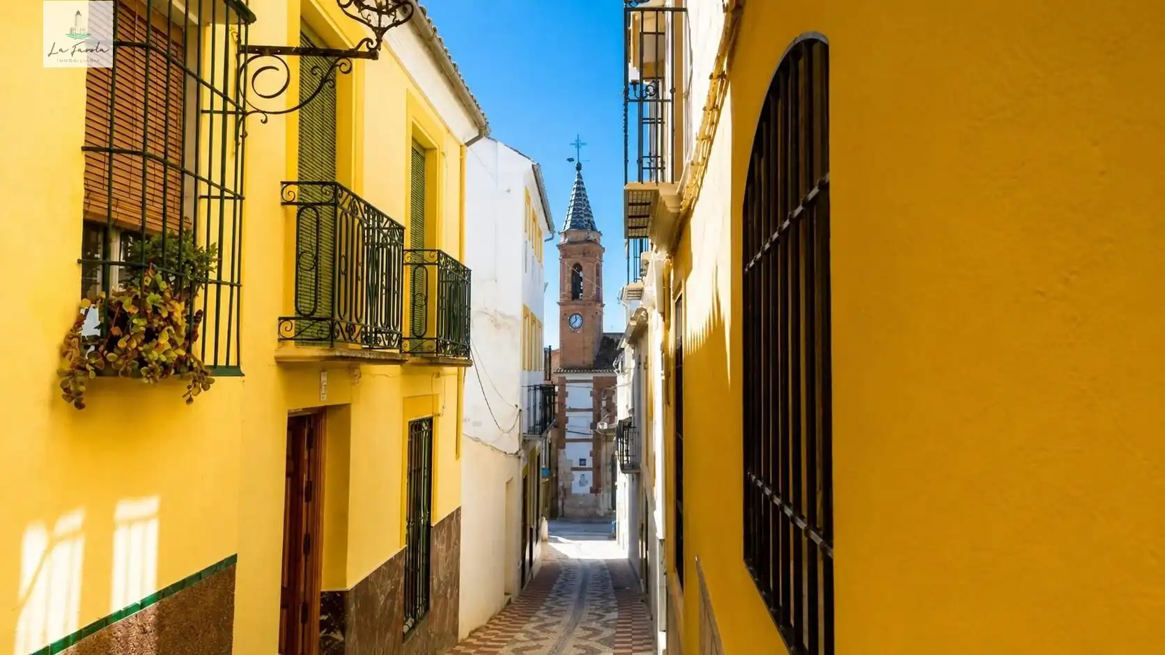 Vista exterior de Casa adosada en venda en Archidona amb Jardí privat i Moblat