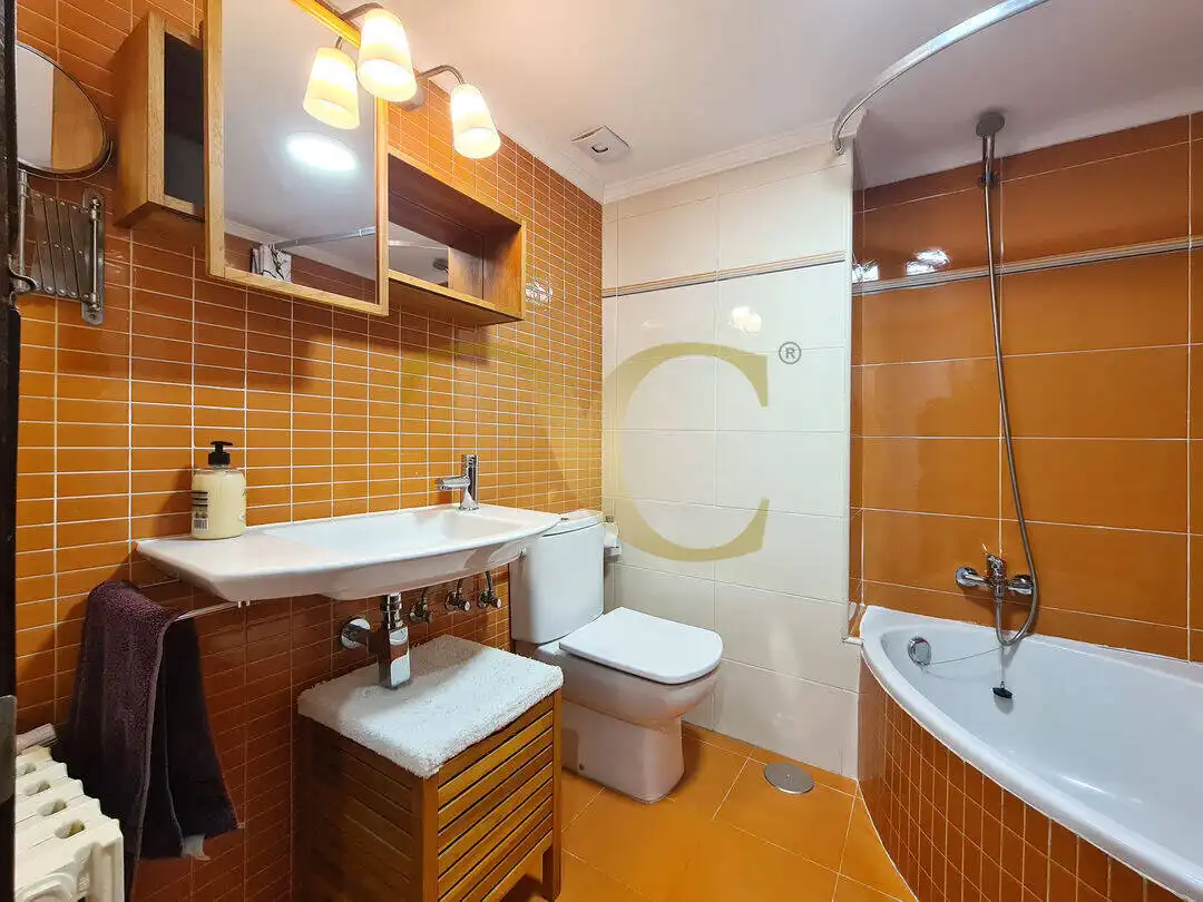 Baño de Piso en venta en Oviedo  con Calefacción, Trastero y Amueblado