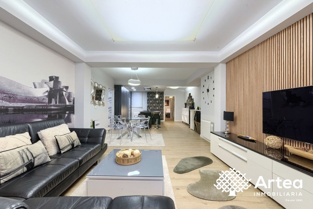 Sala d'estar de Pis en venda en Bilbao  amb Calefacció, Moblat i Balcó