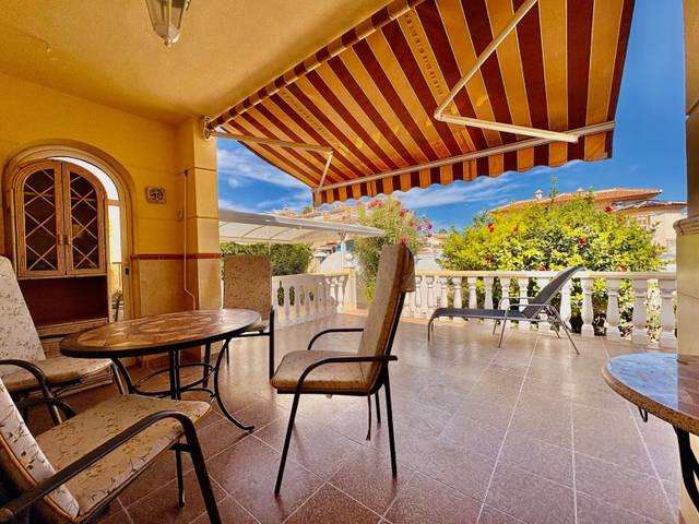 Casa adosada en Venta en Calle ROJALES, 2 en Juan XXIII