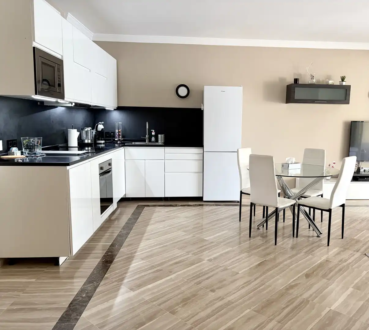 Cuina de Apartament de lloguer en Marbella amb Aire condicionat, Terrassa i Piscina