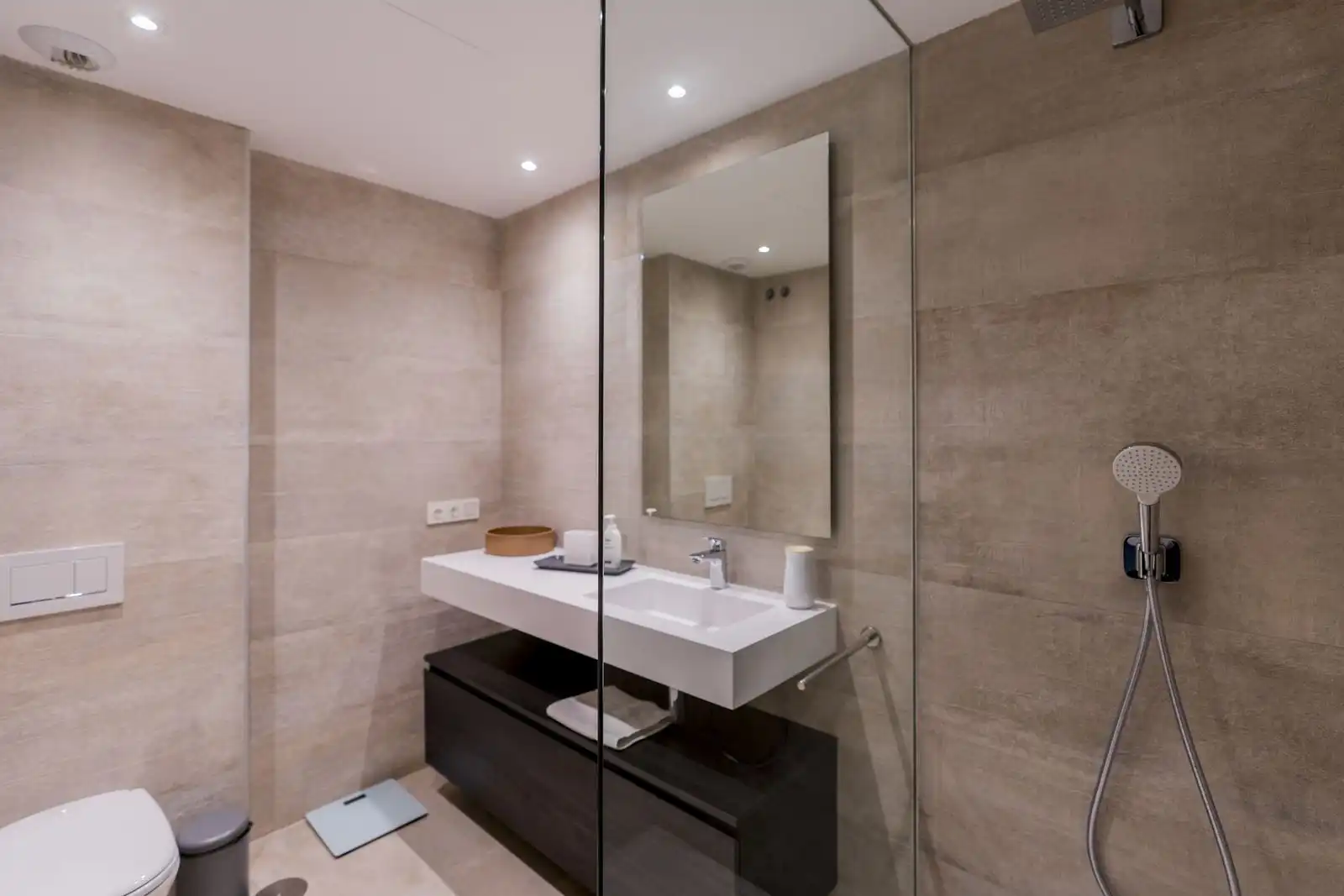 Badezimmer von Wohnungen zum Verkauf in Estepona mit Abstellraum, Möbliert und Gemeinschaftspool