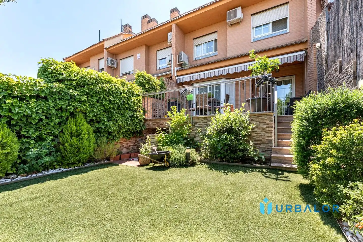 Jardí de Casa adosada en venda en Móstoles amb Aire condicionat, Calefacció i Jardí privat