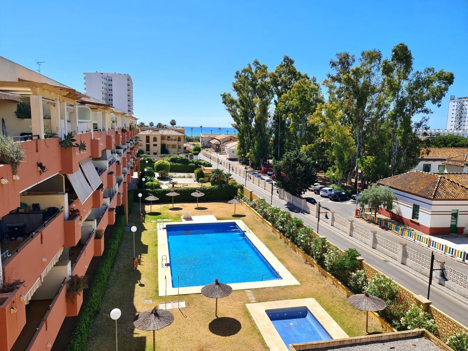 Vista exterior de Apartament de lloguer en Torremolinos amb Aire condicionat, Jardí privat i Terrassa