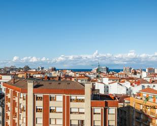 Vista exterior de Àtic en venda en Gijón  amb Calefacció, Parquet i Terrassa