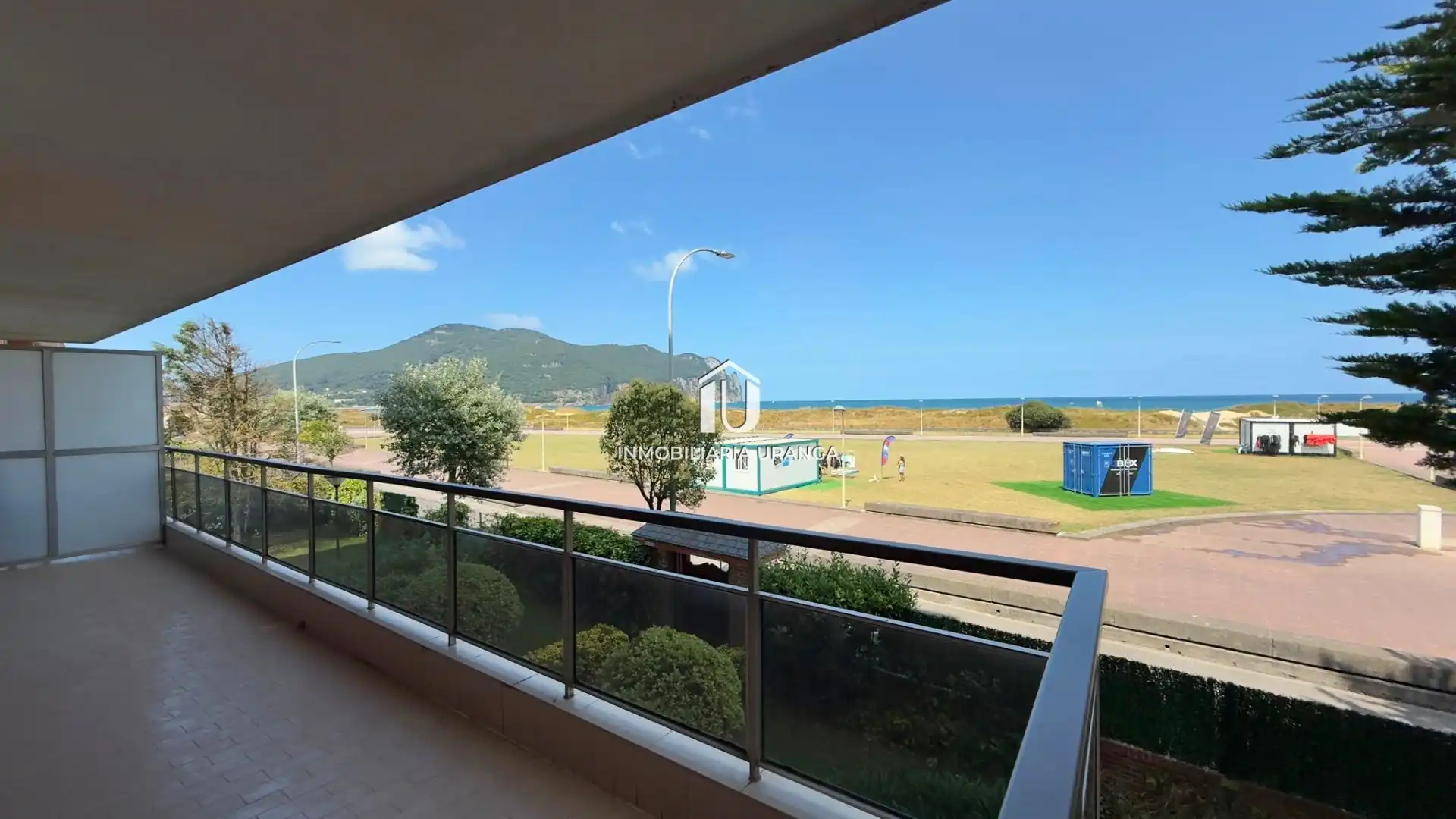 Parking de Piso en venta en Laredo con Calefacción, Terraza y Piscina comunitaria