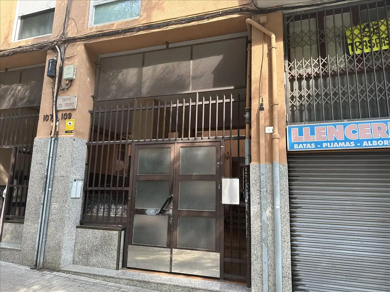 Vista exterior de Piso en venta en Sabadell