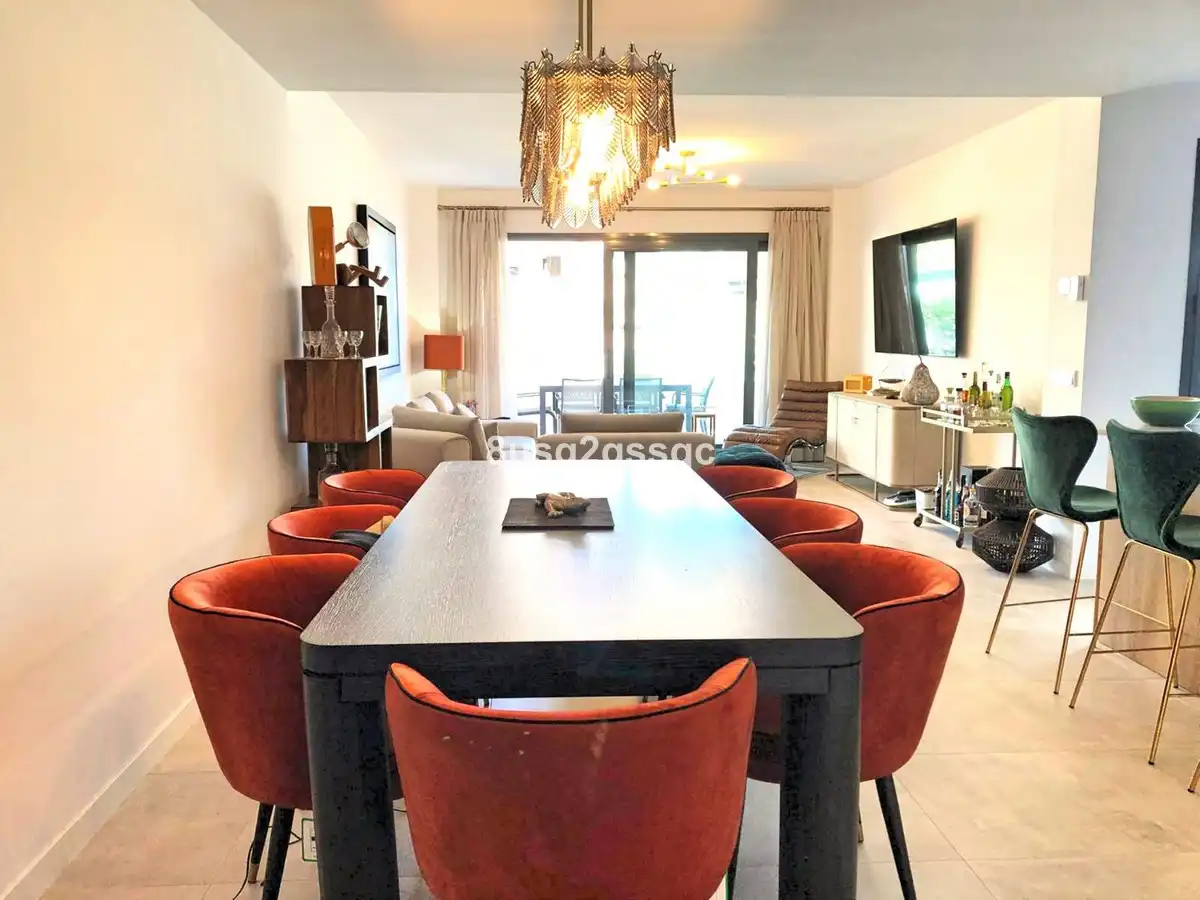 Menjador de Apartament en venda en Estepona amb Aire condicionat, Terrassa i Moblat