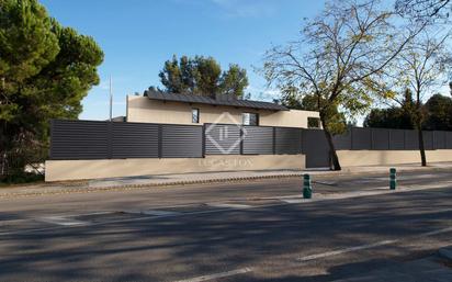 Vista exterior de Casa o xalet en venda en Cerdanyola del Vallès amb Aire condicionat, Calefacció i Jardí privat