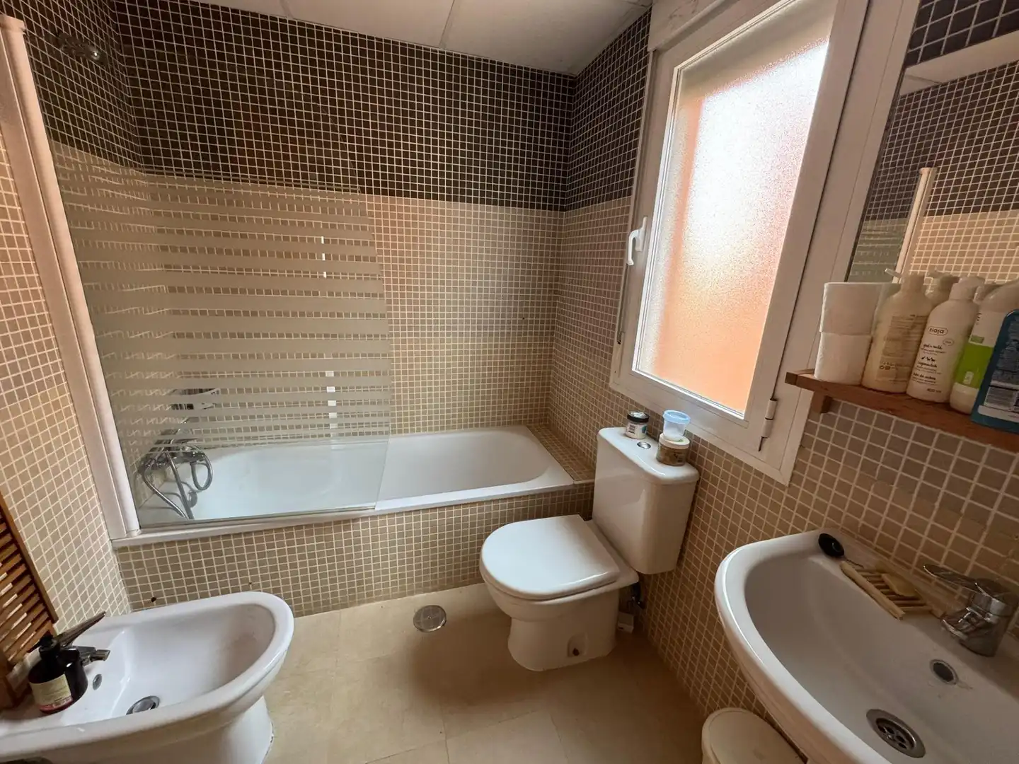 Baño de Casa adosada en venta en Poblete con Aire acondicionado, Calefacción y Jardín privado