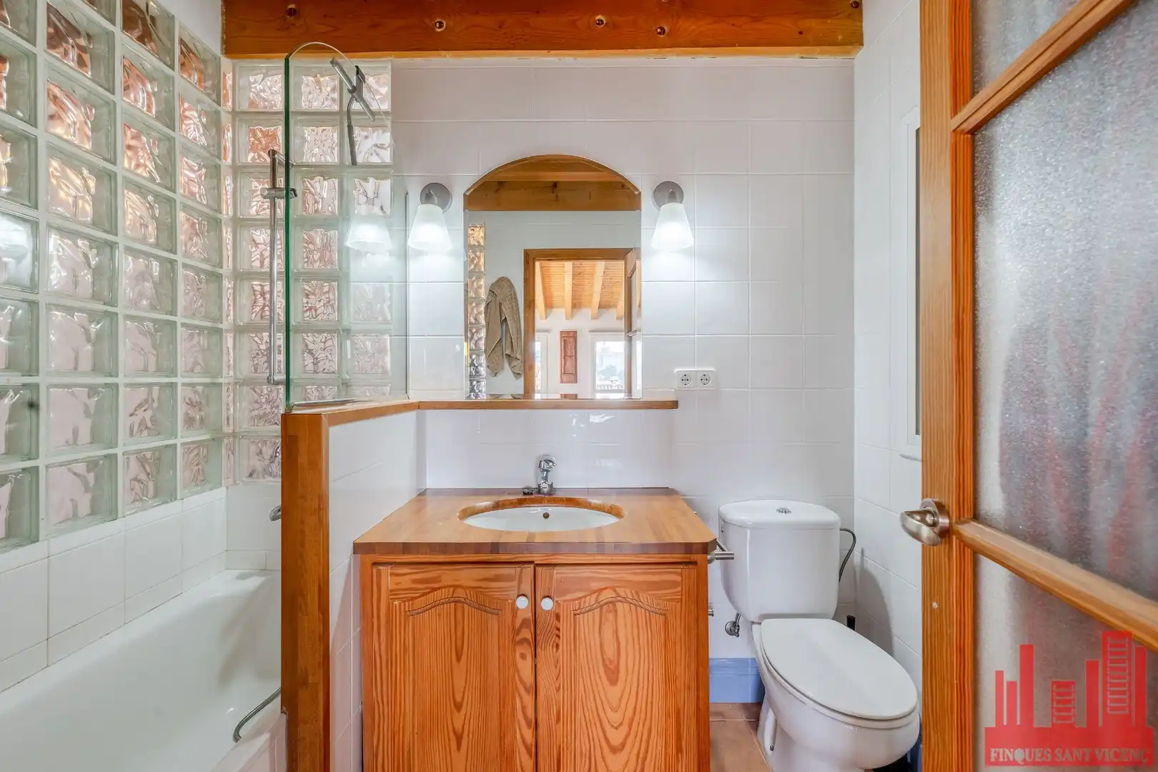 Baño de Casa o chalet en venta en Sant Vicenç Dels Horts con Aire acondicionado, Calefacción y Jardín privado