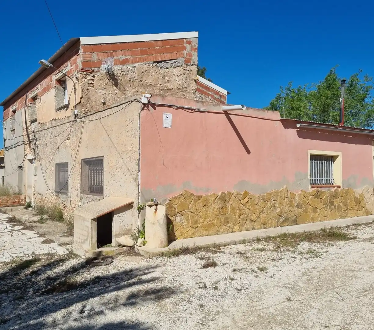 Vista exterior de Casa o chalet en venta en El Pinós / Pinoso con Calefacción, Piscina y Amueblado