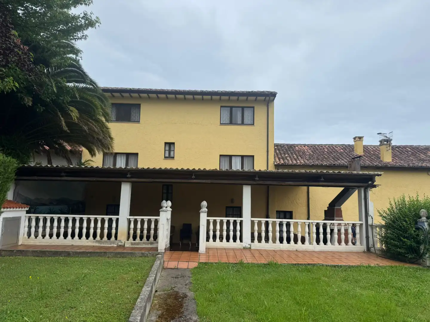 Vista exterior de Casa adosada en venda en Llanes amb Calefacció, Jardí privat i Parquet