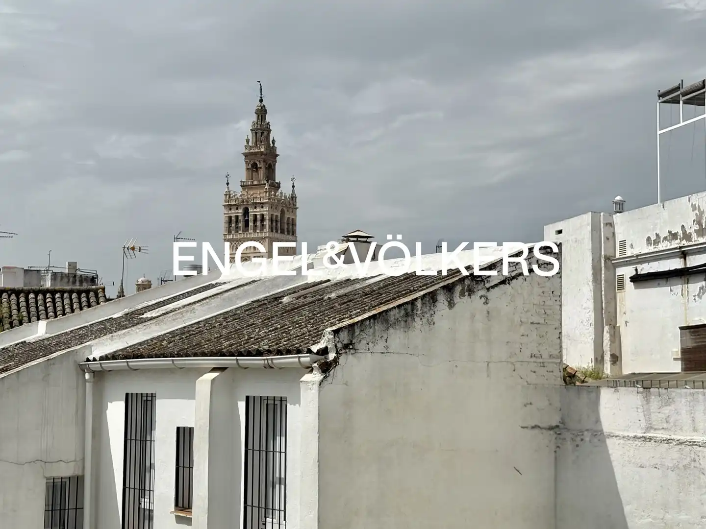 Exterior view of Apartments for sale in Sevilla  with Heating and Balcony