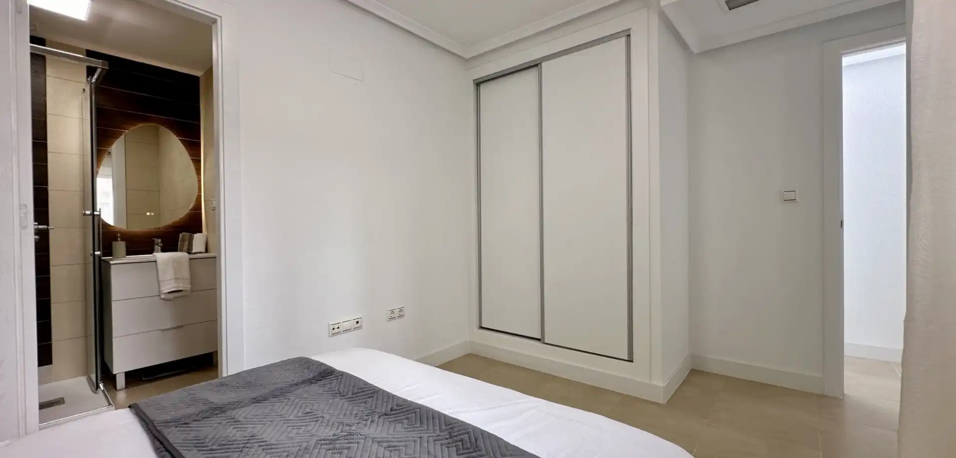 Dormitori de Apartament en venda en Torrevieja amb Aire condicionat, Terrassa i Moblat