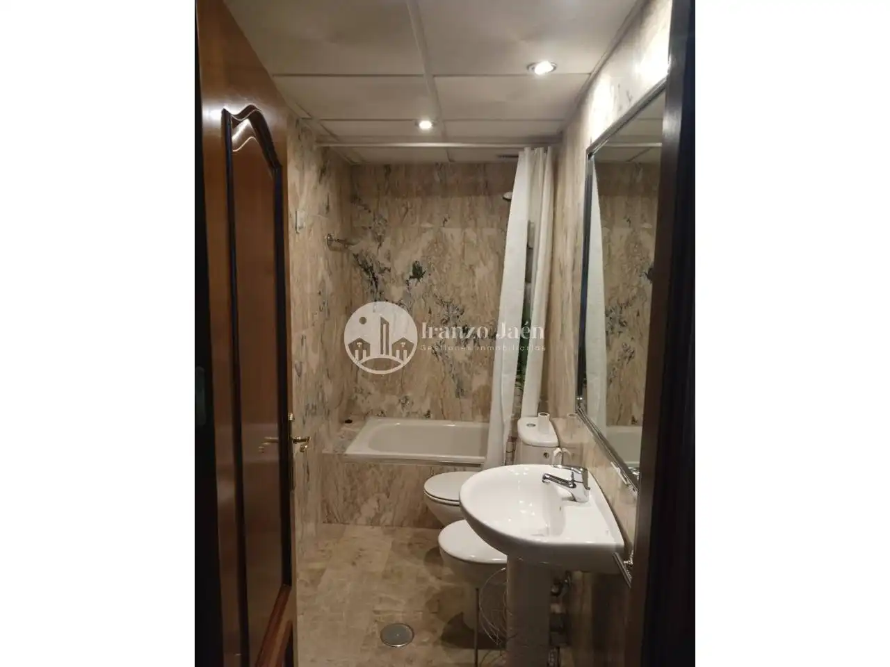 Badezimmer von Wohnungen zur Miete in Jaén mit Klimaanlage und Möbliert