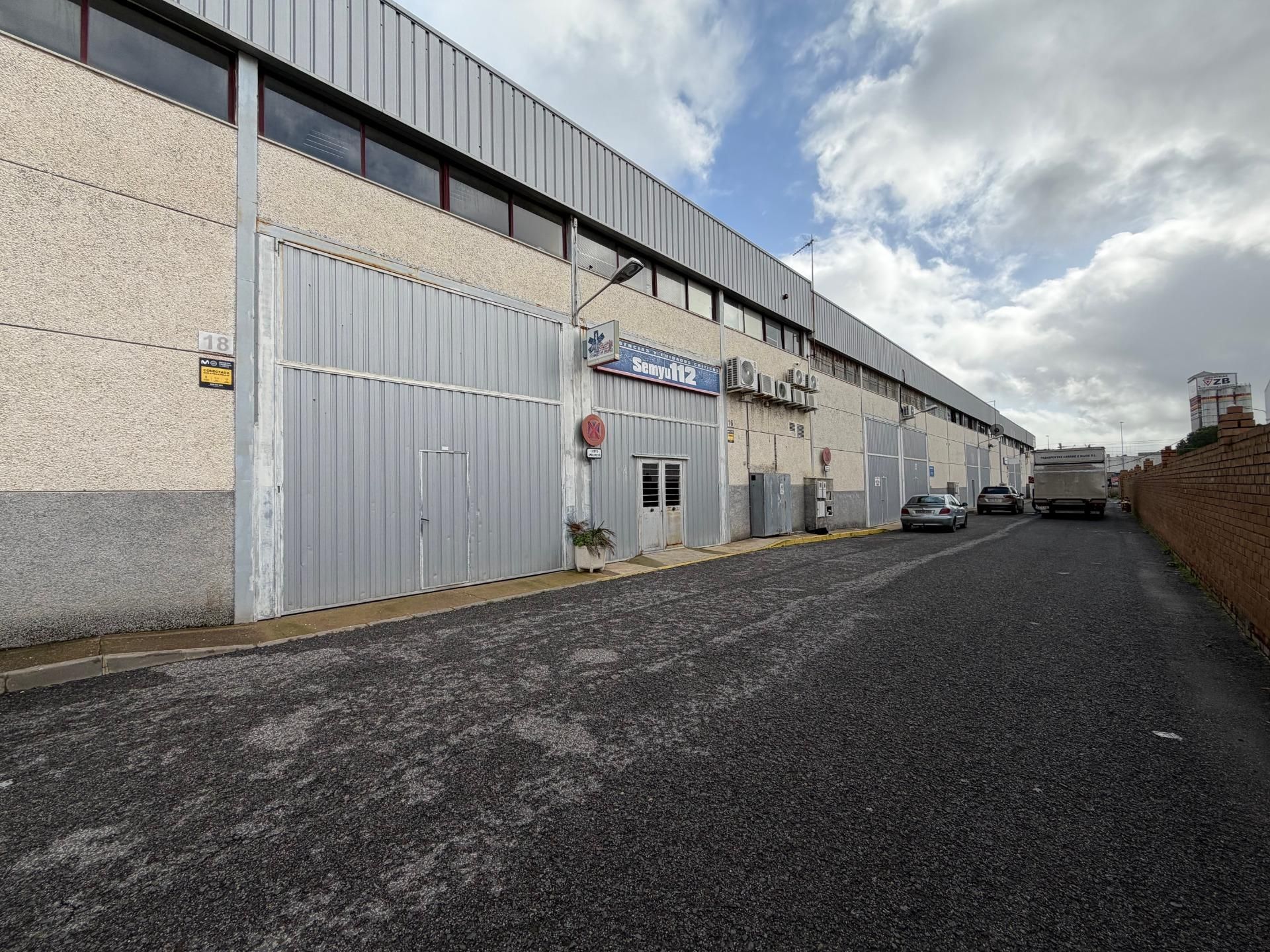 Vista exterior de Nau industrial en venda en El Puerto de Santa María
