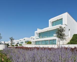 Vista exterior de Casa o xalet en venda en Sotogrande amb Aire condicionat, Jardí privat i Terrassa