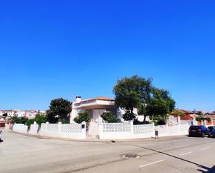 Vista exterior de Casa o xalet en venda en La Línea de la Concepción amb Jardí privat, Terrassa i Piscina
