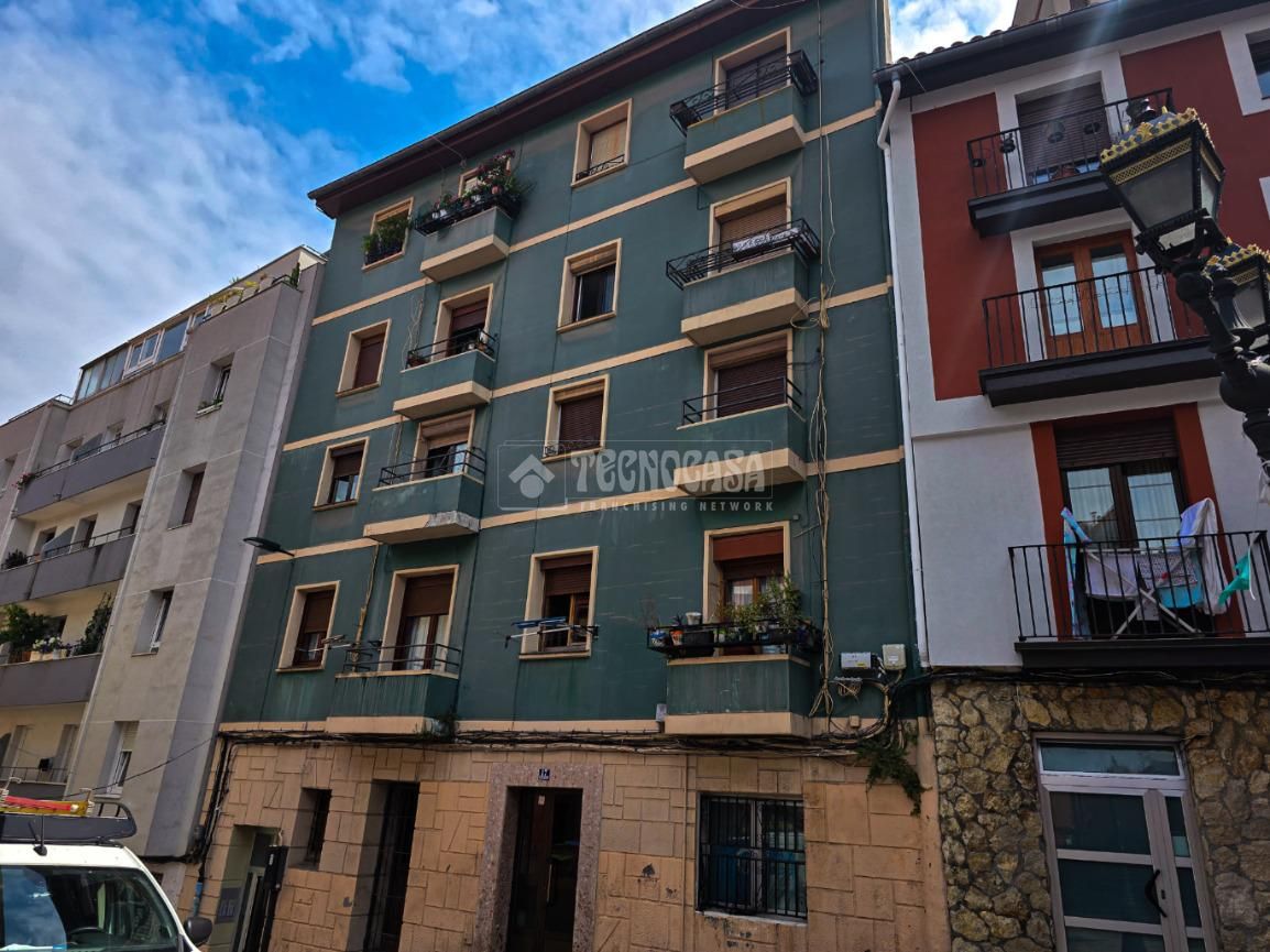 Vista exterior de Pis en venda en Bilbao  amb Parquet i Balcó