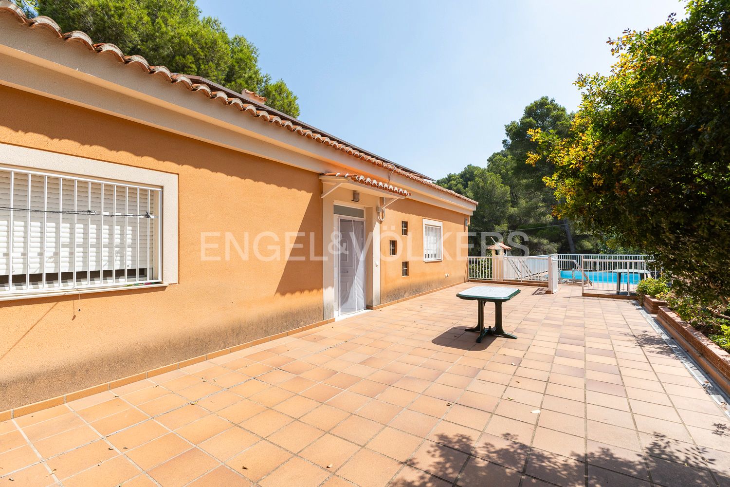 Vista exterior de Casa o xalet en venda en Alzira amb Calefacció, Jardí privat i Parquet