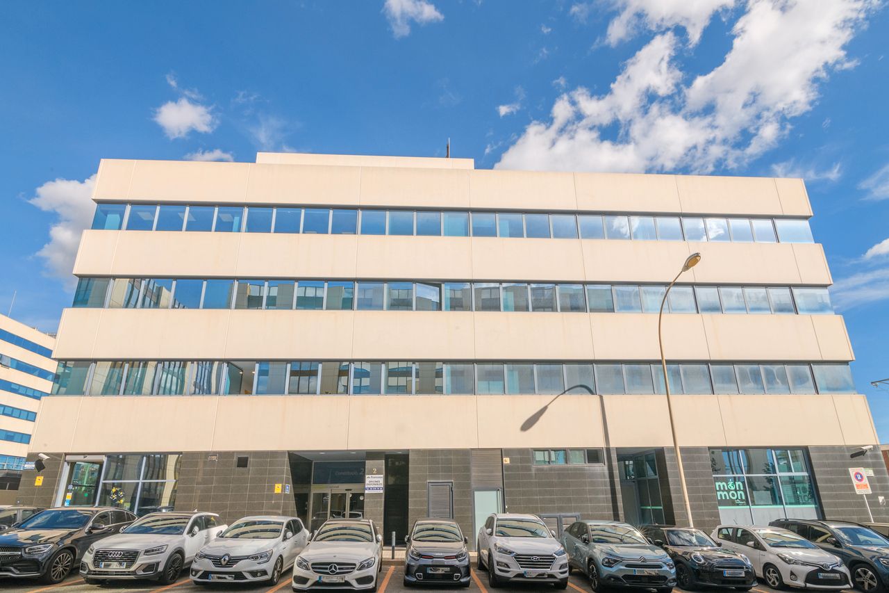 Außenansicht von Büro miete in Sant Just Desvern mit Klimaanlage, Heizung und Abstellraum