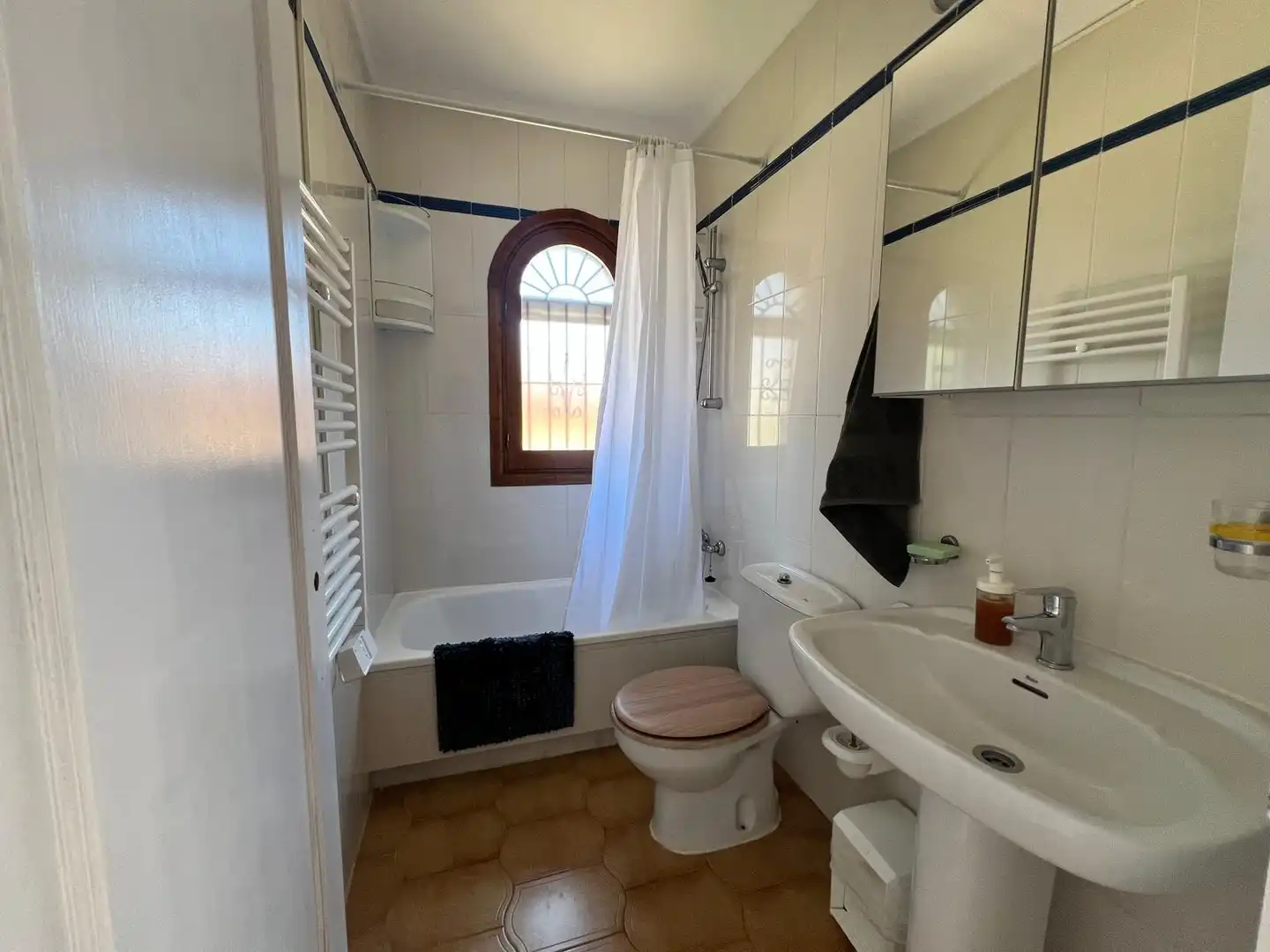 Badezimmer von Erdgeschoss zur Miete in Orihuela mit Klimaanlage, Heizung und Privatgarten