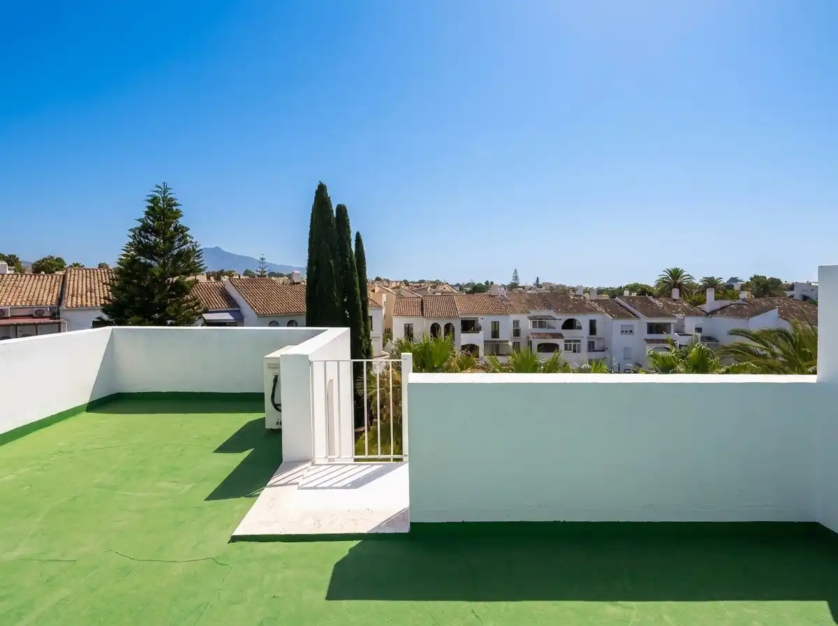 Außenansicht von Dachboden zum Verkauf in Estepona mit Klimaanlage, Heizung und Terrasse