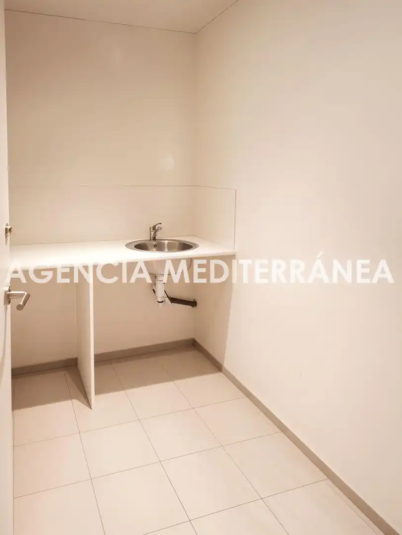 Bany de Oficina en venda en Gandia amb Aire condicionat i Moblat