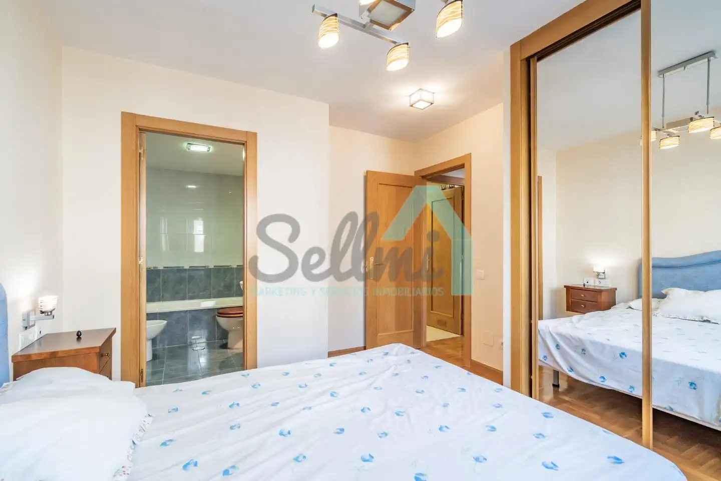 Bedroom of Flat for rent in Oviedo   with Heating, Parquet flooring and Furnished