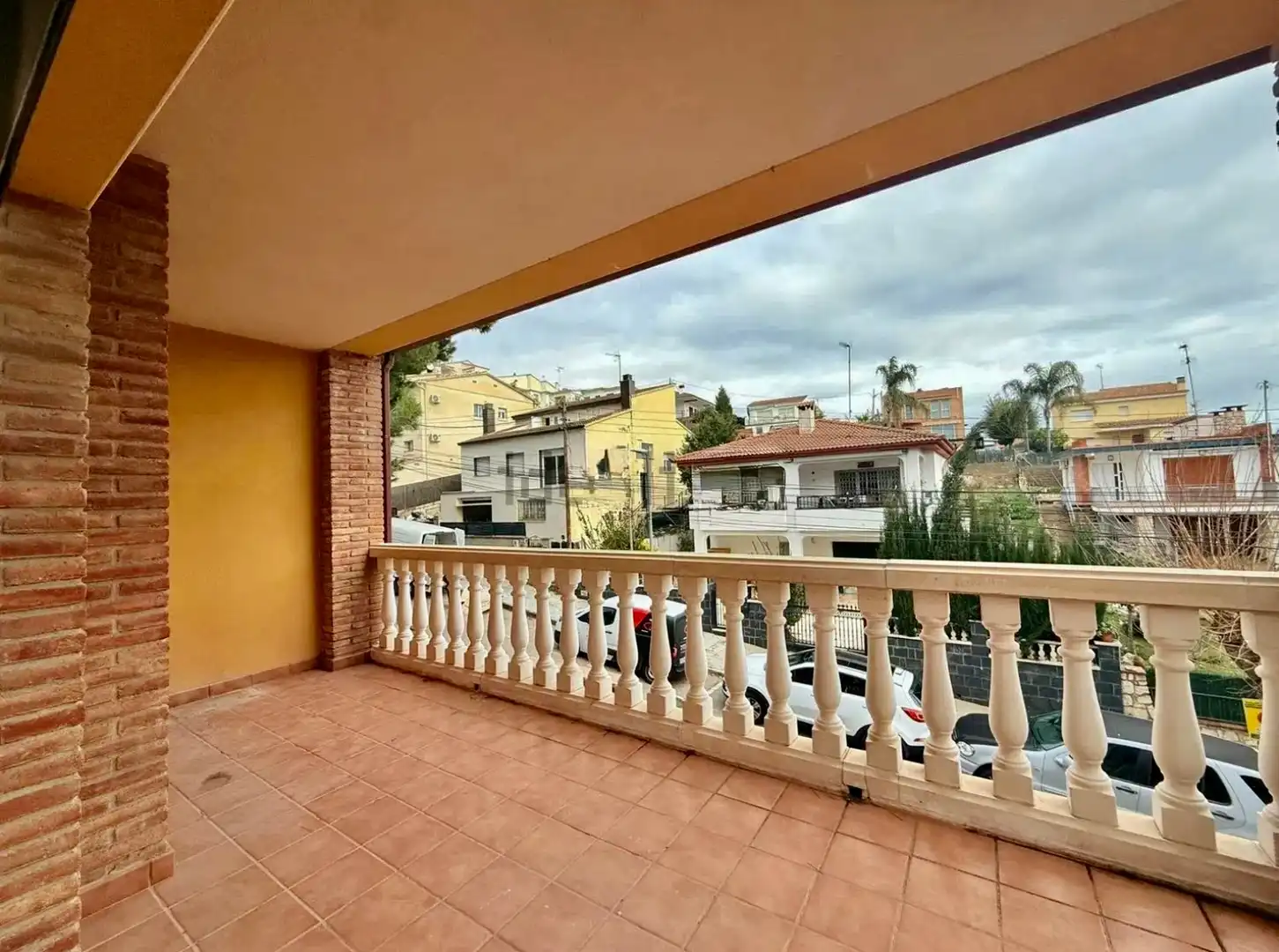 Außenansicht von Einfamilien-Reihenhaus zum Verkauf in Calafell mit Heizung, Privatgarten und Terrasse