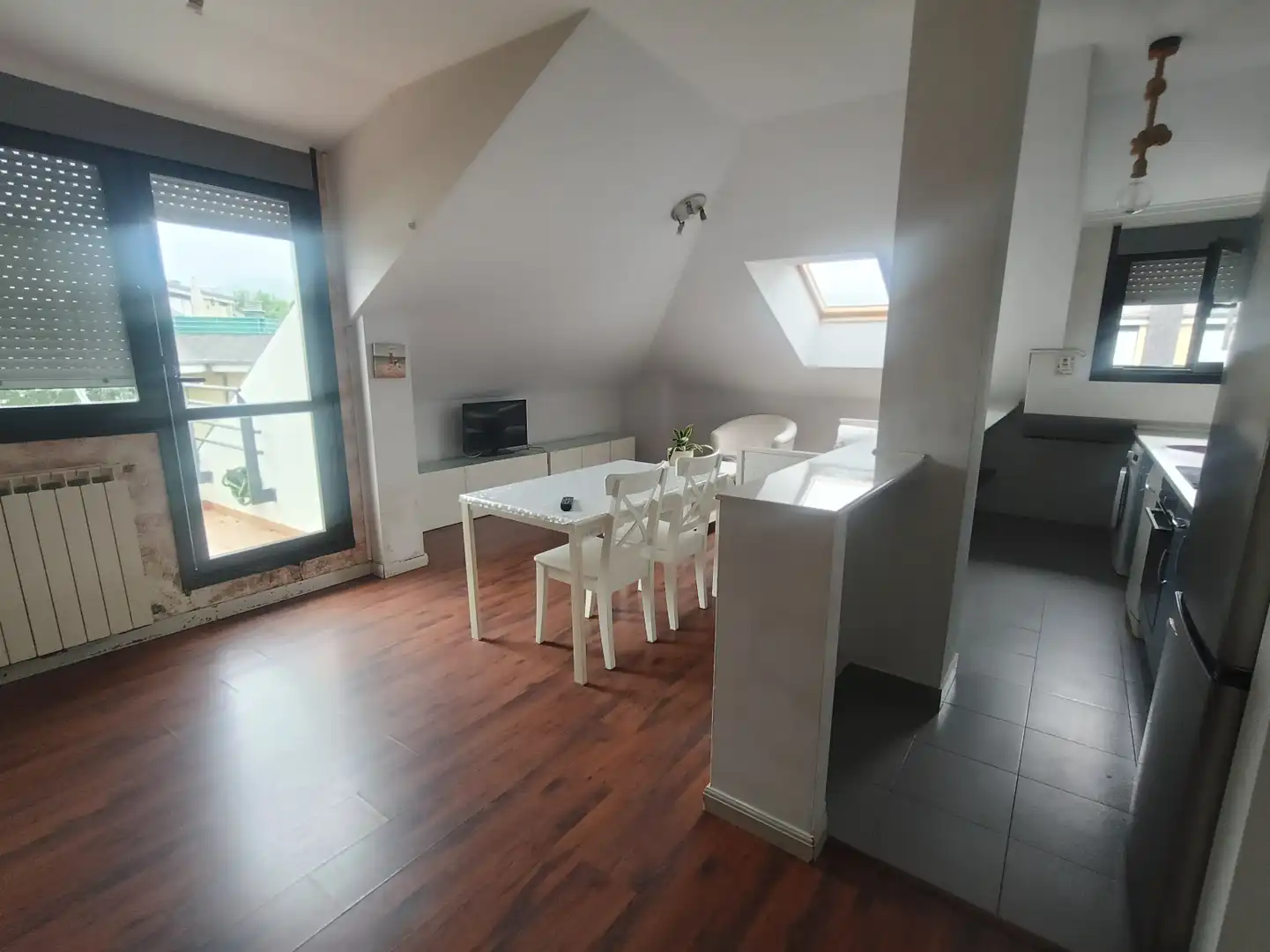 Wohnzimmer von Dachboden zum Verkauf in Cartes mit Heizung, Parkett und Terrasse