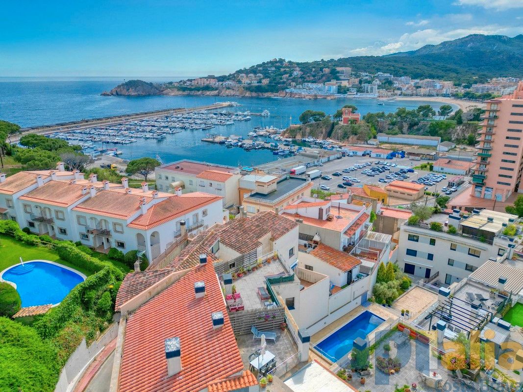 Vista exterior de Àtic en venda en Sant Feliu de Guíxols amb Terrassa i Piscina comunitària