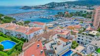 Vista exterior de Àtic en venda en Sant Feliu de Guíxols amb Terrassa i Piscina comunitària