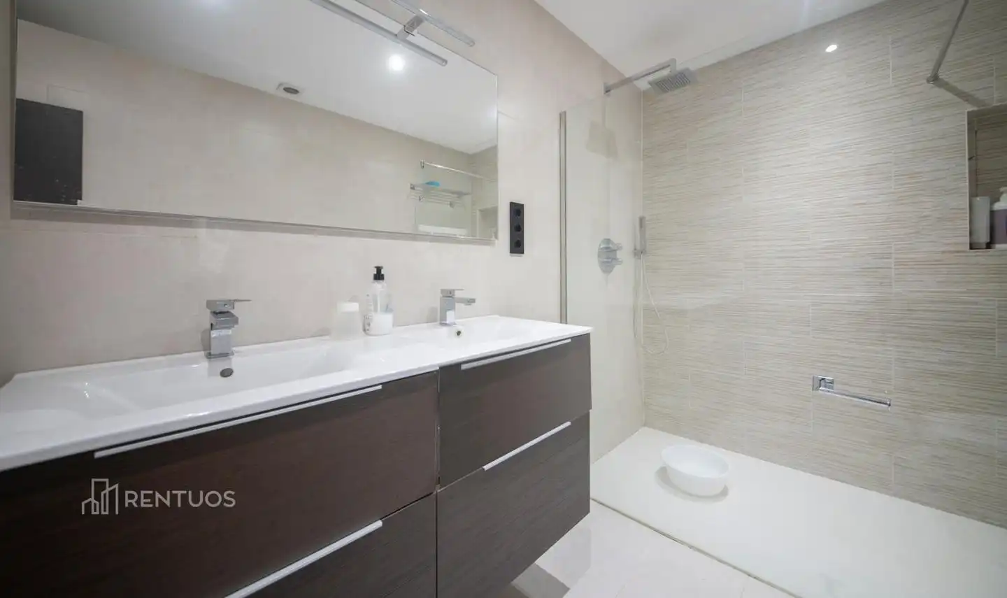 Baño de Piso en venta en Molins de Rei con Aire acondicionado, Parquet y Terraza