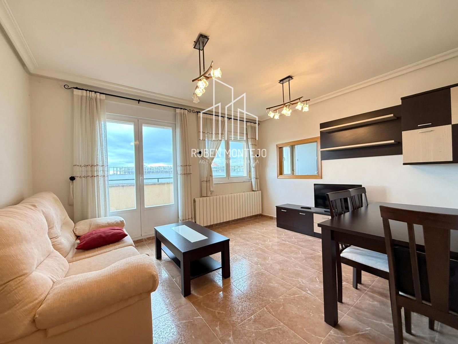 Sala d'estar de Àtic en venda en Vitigudino amb Calefacció, Terrassa i Rentadora