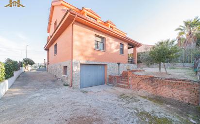 Vista exterior de Casa o xalet en venda en Casarrubios del Monte amb Jardí privat