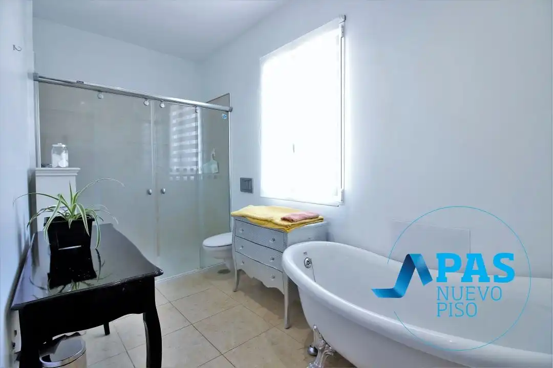 Badezimmer von Haus oder Chalet zum Verkauf in Santander mit Privatgarten, Parkett und Terrasse