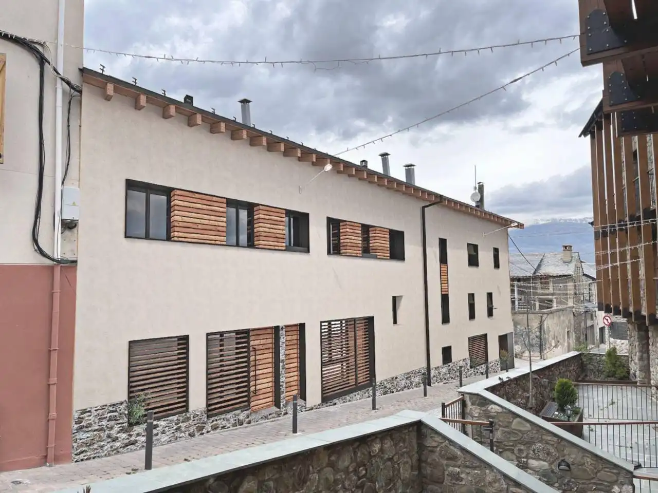 Vista exterior de Dúplex en venda en Alp amb Calefacció, Parquet i Terrassa