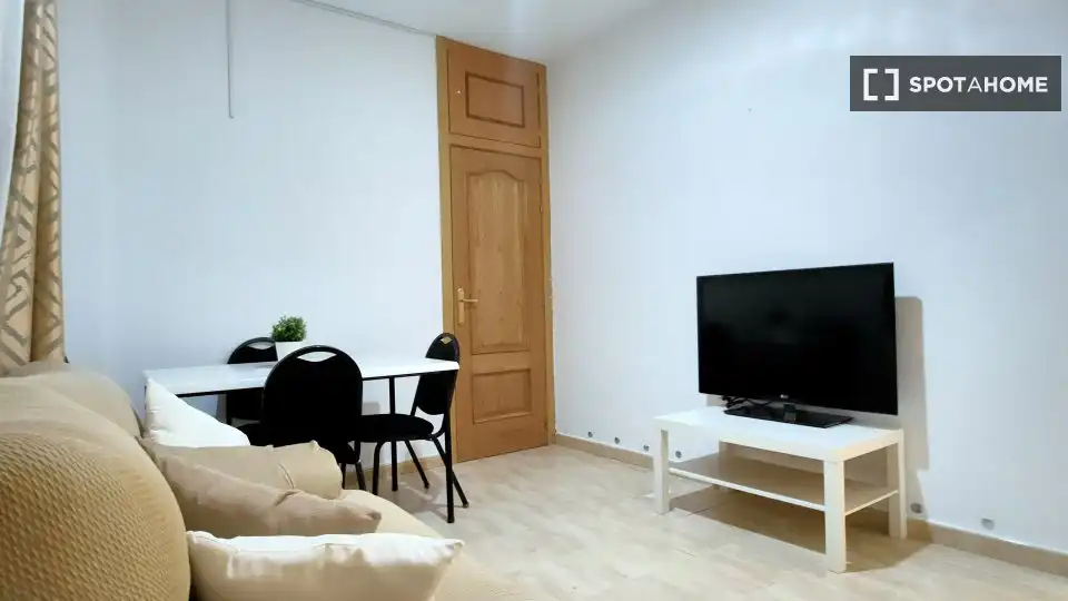 Sala d'estar de Pis de lloguer en Alcalá de Henares amb Aire condicionat, Calefacció i Moblat