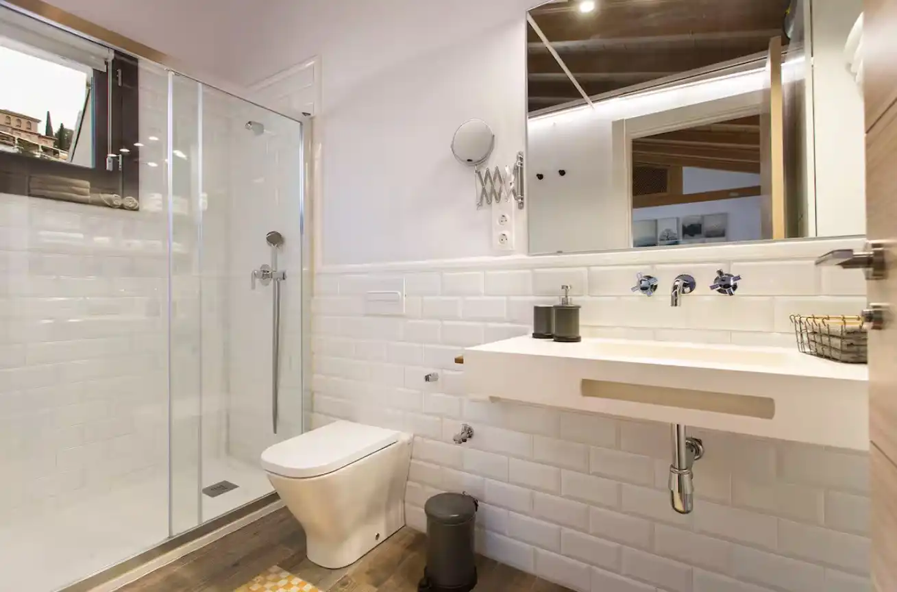 Badezimmer von Wohnungen zur Miete in Granada mit Klimaanlage, Heizung und Parkett