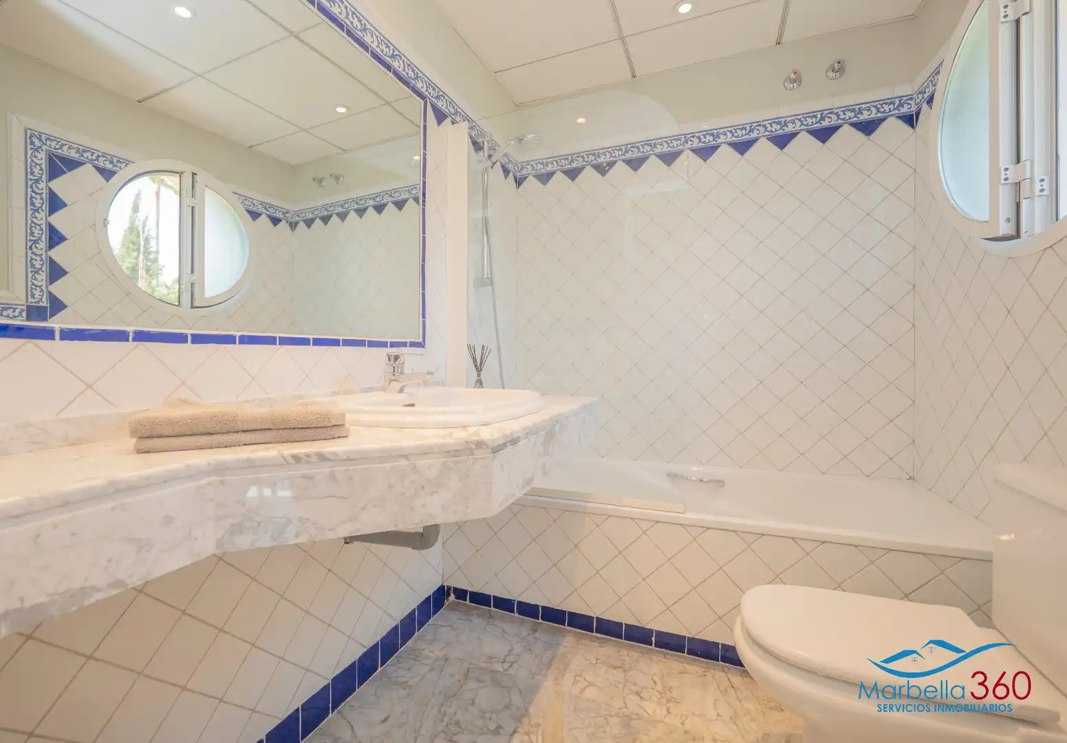 Baño de Casa adosada en venta en Marbella con Aire acondicionado, Calefacción y Jardín privado
