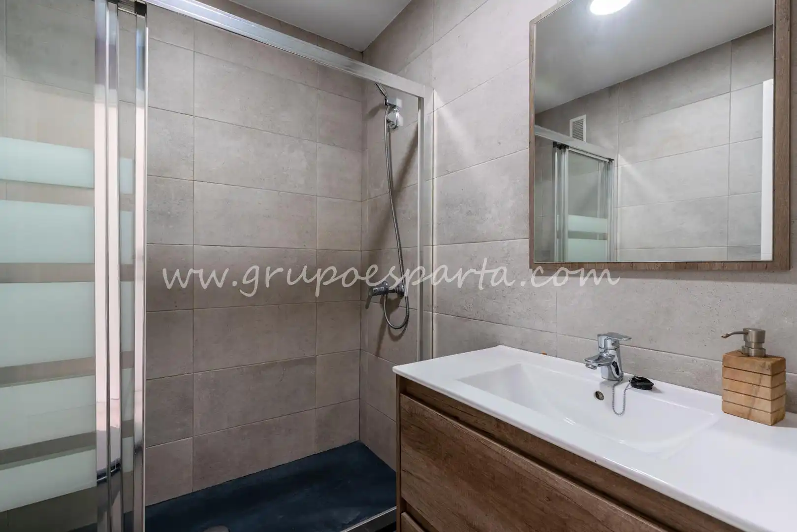 Bathroom of Flat for sale in Sevilla  with Air Conditioner and Balcony