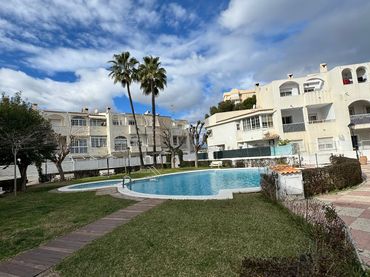 Maison mitoyenne avec balcon à vendre à Carrer de Juan de la Cierva 30