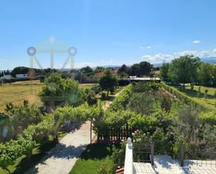 Jardí de Casa o xalet en venda en Fuente El Saz de Jarama amb Jardí privat, Traster i Piscina comunitària