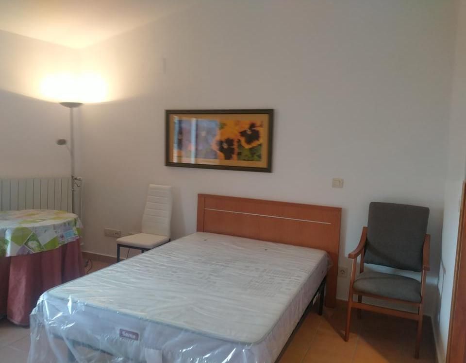 Study to rent in Gotor, Centro