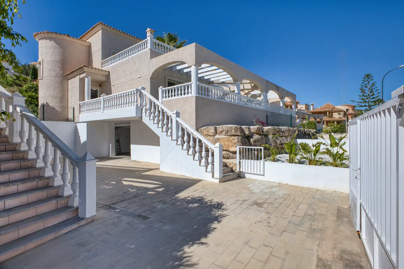 Vista exterior de Casa o xalet en venda en El Campello amb Aire condicionat, Calefacció i Jardí privat