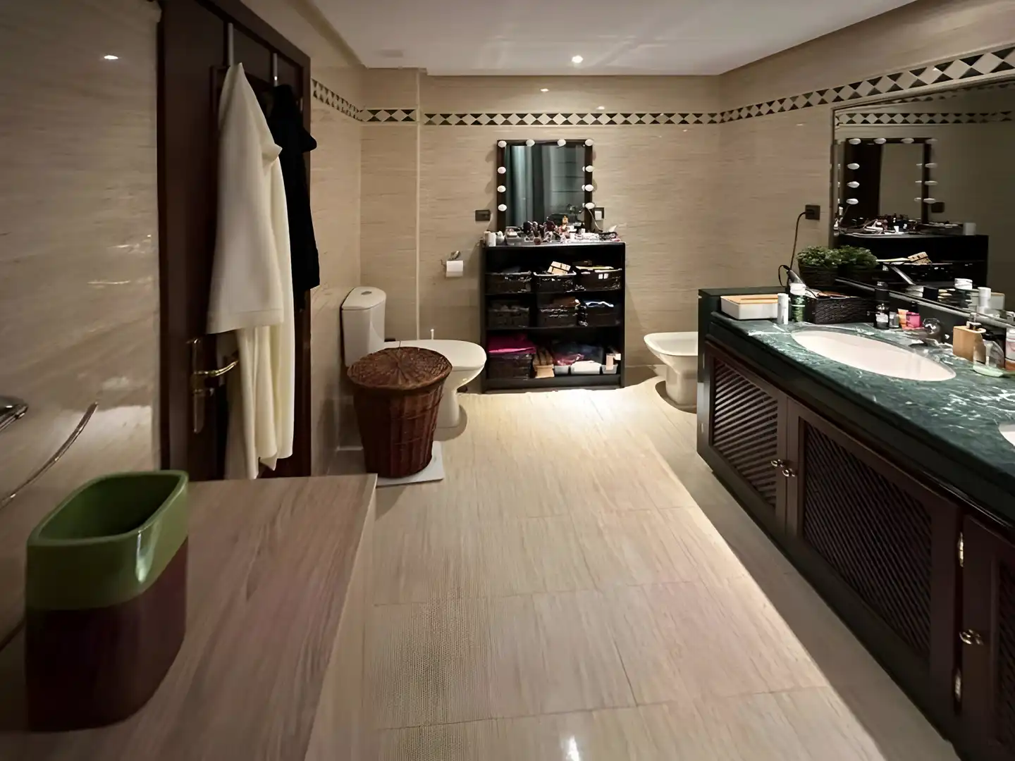 Badezimmer von Erdgeschoss zum Verkauf in Marbella mit Klimaanlage, Heizung und Terrasse