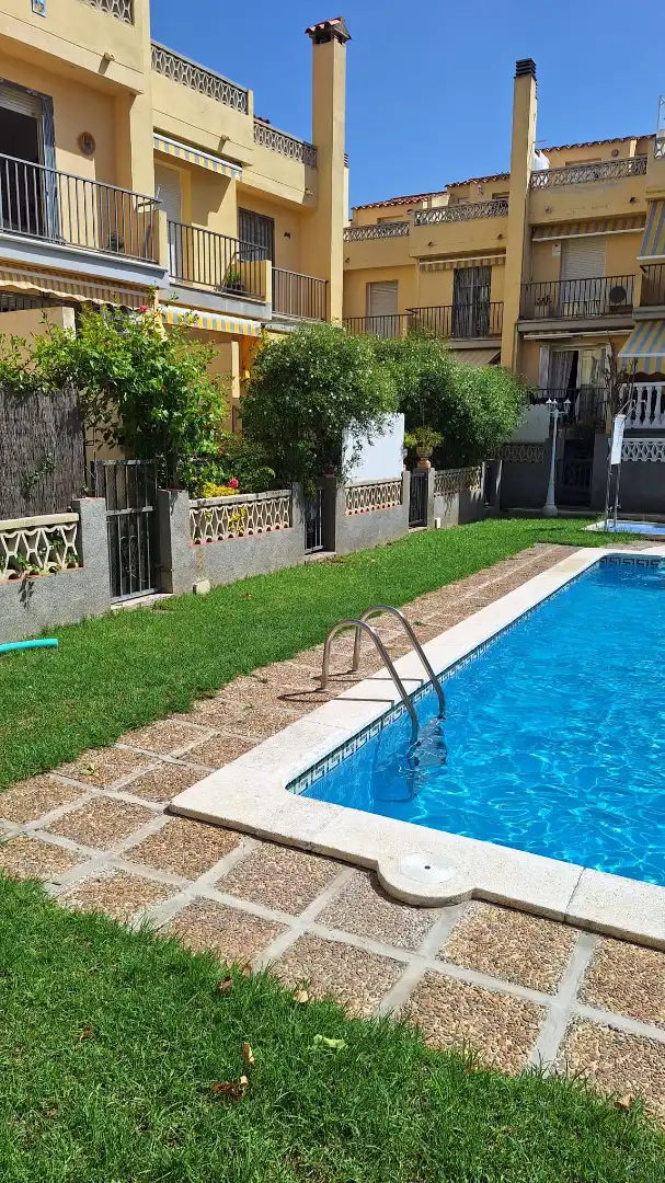 Schwimmbecken von Einfamilien-Reihenhaus zum Verkauf in Torredembarra mit Heizung, Privatgarten und Terrasse