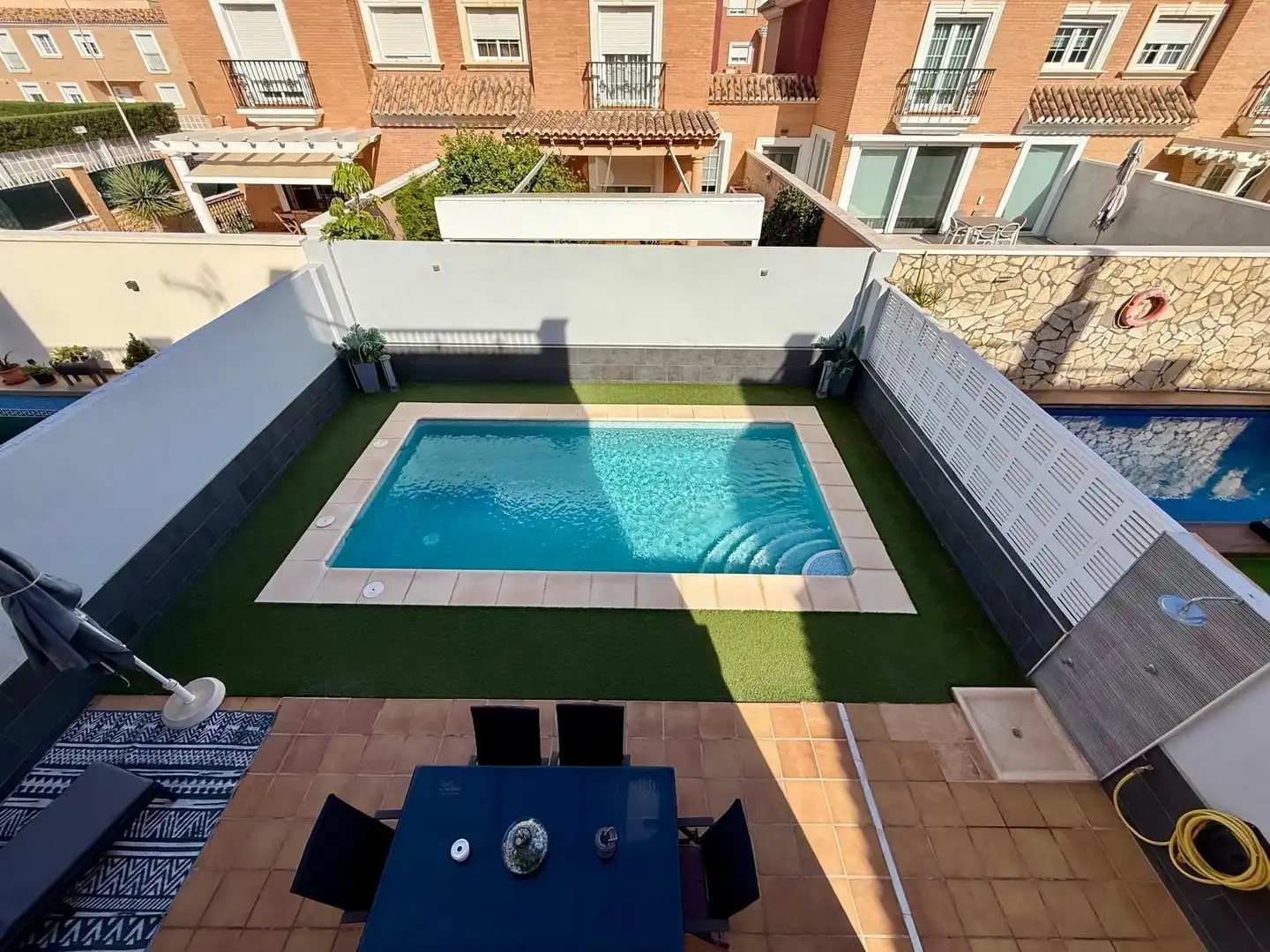 Piscina de Casa adosada en venta en Almería con Aire acondicionado, Jardín privado y Terraza
